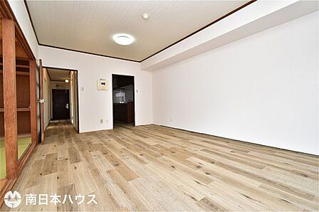 【リビング】12帖のリビングです!クロス、床のリフォーム済みです!