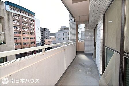 【バルコニー】東南向きのバルコニーです!リビング、洋室からの出入りができます♪