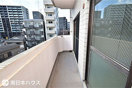 【バルコニー】南西向きのバルコニーです!2部屋の洋室から出入り可能です!
