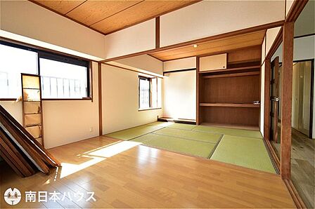 【洋室】リビングに面した洋室は南西角部屋で日当たり、通風良好です♪