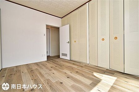 【洋室】リビングに面していない洋室は南西向きのバルコニーがあります!