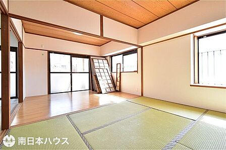 【和室】6帖の和室です!南西向きの窓から明るい日が差します♪