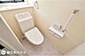 トイレ：【1階トイレ】温水洗浄便座機能付き！2階にも同仕様のトイレが設置されています♪