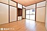 洋室：【洋室】1階洋室です！玄関横のお部屋で南向きの窓から明るい日が差します♪
