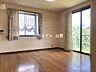 リビング/ダイニング：南側と東側に窓があるので日当たりの良いお部屋です。南側の窓からは庭が望めます。
