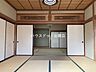 和室：日当たりの良い8帖の和室です欄間の装飾が華やかですね