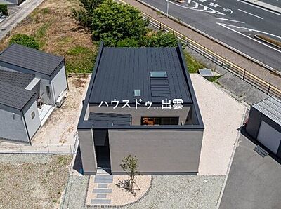 外観:スタイリッシュな外観の平屋住宅。ヤードは外からの目にふれにくく、大通り沿いでも気にせず多目的に使いやすいテラススペースになっています。 外観:スタイリッシュな外観の平屋住宅。ヤードは外からの目にふれにくく、大通り沿いでも気にせず多目的に使いやすいテラススペースになっています。