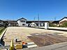外観：着工前現地写真です。新規分譲地内の一画。敷地西側の水路の法面を、雑草対策のためにコンクリート張りする予定です。
