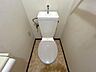 トイレ：白を基調にした清潔感のあるトイレです。