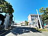 周辺：【仲津小学校】この辺りでは、中規模の小学校です。 校舎は、玄関が瓦作りの、ちょっと変わった見た目になっています。 校舎の壁には、校歌にもおりこまれている、新田原名産の「もも」「いちじく」「なし」が…