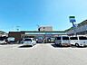 周辺：【ファミリーマート 小倉赤坂一丁目店】近隣はマンションもあり、閑静な住宅街です。駐車場が広く、通いやすいコンビニです♪ 698m