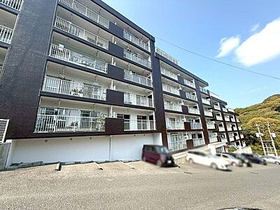 外観：エメラルドマンション赤坂　マンション♪桜丘小まで徒歩約7分で通学安心♪コンビニ徒歩約9分で買物便利♪