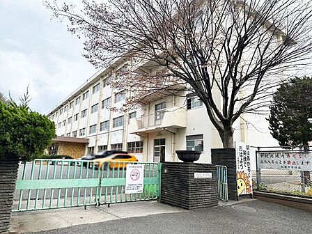 【板櫃中学校】小倉北区白萩町にある中学校です♪校内敷地は広くて木々に囲まれ緑がいっぱいな学校です♪ 1454m