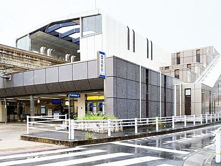 【モノレール「城野」駅】再開発が進み発展しました。病院やマンションが立ち並び、駅も綺麗です。近隣には、小・中学校やコンビニがあります。通勤・通学の際も便利な駅です♪ 1135m