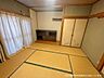 和室：小倉南区沼本町　中古戸建て♪玄関吹抜♪駐車場2台♪コンビニ徒歩4分♪スーパー徒歩6分♪　【AI加工にて家具や荷物を除去しています。現況と異なる場合は現況を優先します。】