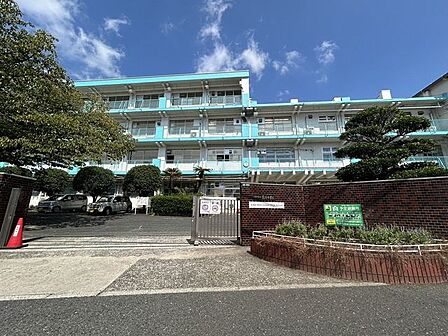 【菊陵中学校】 学校の北側には山陽新幹線が走っていて、運動グランドから見えることができます。街の中にある中学校ですが、グランドも広い中学校です♪ 1360m