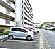 駐車場：敷地内の駐車スペースです。区画の配置や建物との距離感を確認できます。