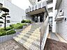 その他：建物へ続く共用通路の様子です。出入りの動線や共用部の管理状況を確認できます。