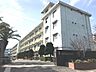 周辺：【沼中学校】住宅街の中にあり、丘の上にある学校です。小倉南区の東部に位置し、グランドも広く綺麗です。葛原小学校と沼小学校がエリアになります♪ 790m