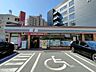 周辺：【セブンイレブン小倉三萩野2丁目店】公園の目の前にあって駐車場も、完備されています。場所もわかりやすいですく、メディアドームや市民球場も近くにあります♪ 134m