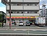 周辺：【コンビニエンスストア】デイリーヤマザキ南巽駅前店まで296ｍ