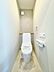 トイレ：明るくて清潔感のあるトイレスペース。毎日何度も使う場所だからこそ、ホッと落ち着けるインテリアにこだわりました。白を基調とした爽やかな空間が、日々の暮らしの中にさりげない癒やしのひと時をもたらします