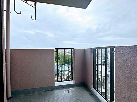 太陽の光がたっぷり降り注ぐ、開放的なバルコニー。遮るもののない抜群の日当たりと通風で、毎日のお洗濯物や大きなお布団もカラッと気持ちよく乾きます。清々しい青空を見上げながら家事も楽しくこなせそう♪