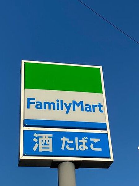 ファミリーマート瀬戸幡野町店24時間営業で、お弁当や惣菜、ファミチキなどのホットスナック、日用品まで揃うコンビニです。便利な各種サービスやATMも完備。周辺住民の快適な日常と急な困りごとを足元から…