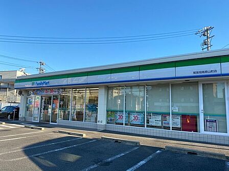 ファミリーマート尾張旭南原山町店身近にあると何かと便利なコンビニエンスストアです。ちょっとしたお買い物はもちろん、お出かけ前や帰宅途中にも気軽に立ち寄ることができ、日々の暮らしを快適にサポートして…