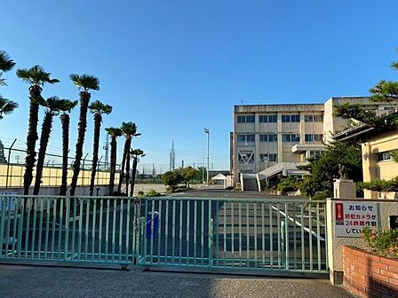 尾張旭市立 東中学校生徒の自主性や豊かな心を育み、知・徳・体の調和がとれた健やかな成長を目指す中学校です。あたたかい地域社会との連携を大切にしながら、安心・安全な教育環境で未来を担う子どもたちを育…