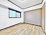 洋室：広々としたお部屋で、プライベートの時間も快適に過ごせそうですね。読書や映画鑑賞、リモートワークなど、周りを気にせず自分の趣味に没頭できる空間。日々の忙しさを忘れ、心からリラックスできるお部屋です