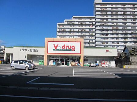 V・drug瀬戸水野店医薬品や化粧品、日用品をはじめ、食品や酒類まで幅広く揃うドラッグストアです。暮らしに役立つアイテムが手軽に揃い、周辺住民の健康的で便利な日々の暮らしを足元から支える心強い拠点…