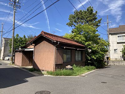 外観：【現地土地写真】古家あり。解体更地渡しになります。約61坪の南西角地。令和6年5月撮影。