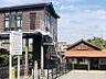 周辺：亀崎駅まで　1113m　徒歩約14分　「日本最古の現役駅舎」と紹介される無人駅。自動券売機・自動改札機が整備されています。旧ホームの石積みからも歴史を感じられます。