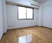広々とした部屋です。