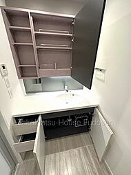 洗面には沢山の収納がございます※新築時の写真となります