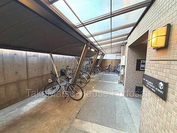 雨除けの屋根も...
