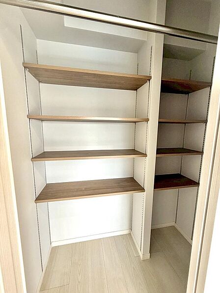 洋室には可動棚付きの大型収納を設置。衣類やバッグ、季節用品までスッキリ整理できます。