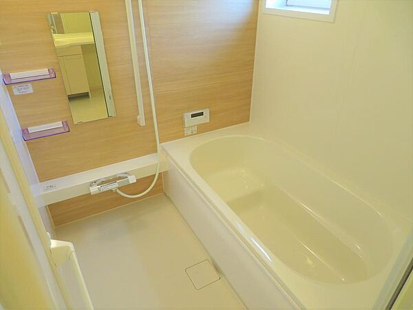 画像20:Dルームならではの大きな一坪風呂を搭載。追い焚き付き。窓もあり換気も出来ますね。