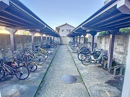 自転車を利用するご家族にも便利な設備が整っています。