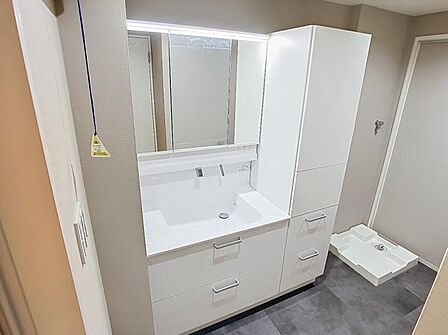 収納豊富なトールキャビネット付き洗面室。洗面周りをすっきりと保てます。