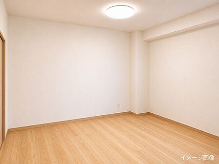 白を基調とした清潔感ある室内。木の温もりを感じる、使い勝手の良い洋室です。