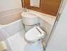 トイレ：トイレと洗面台が一体となった、コンパクトなユニットバス。