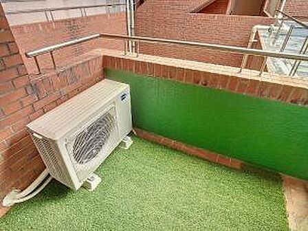 ちょっとした気分転換にも最適なバルコニー。外の空気を吸ってリフレッシュ。