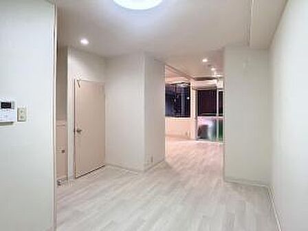 淡いピンクのドアが可愛い洋室。お部屋全体が優しい雰囲気に包まれています。
