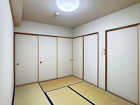 扉を閉めれば個室に早変わり！落ち着いた雰囲気が漂う畳敷きの和室空間です。