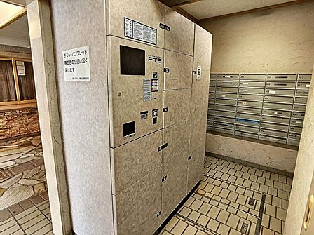 不在時でも荷物を受け取れて重宝する宅配ボックスと集合ポストを備えています。