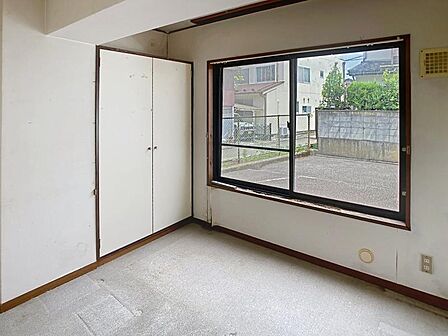 大きな窓から光が入る明るいお部屋。便利なクローゼット付きです。