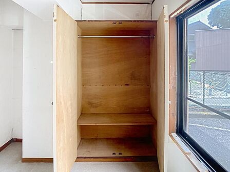 ハンガーパイプと棚を備えた収納。衣類や小物を整理整頓できます。