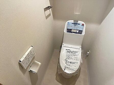 多機能便座を備えた、すっきり清潔感のあるトイレです。